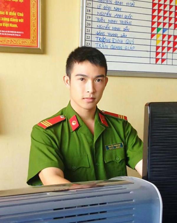 Chàng cảnh sát đẹp trai và rất thích làm tiếp viên hàng không
