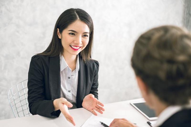 Các cô gái học Luật sẽ là nhà tư vấn pháp lí cho bạn bất cứ lúc nào