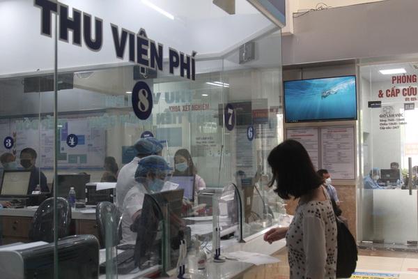 Bệnh nhân làm thủ tục tại Quầy thu phí tại Bệnh viện