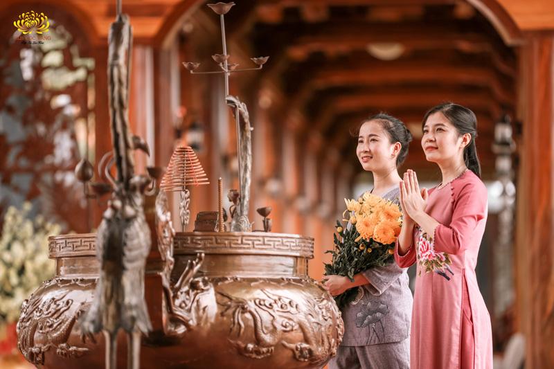 Đi chùa lễ Phật với một tâm thành trong sáng sẽ được phước báu