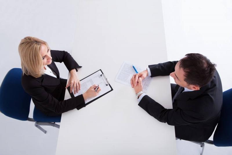 Những nhà đầu tư kinh doanh thường sẽ không có cảm giác tin tưởng đối với những người có ánh nhìn không cố định, đảo mắt khắp nơi trong không trung. Điều này sẽ khiến bạn bị mất điểm trong mắt người phỏng vấn.