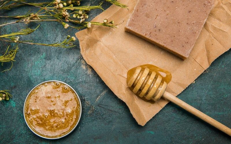 Nhỏ mật ong vào giấy thấm