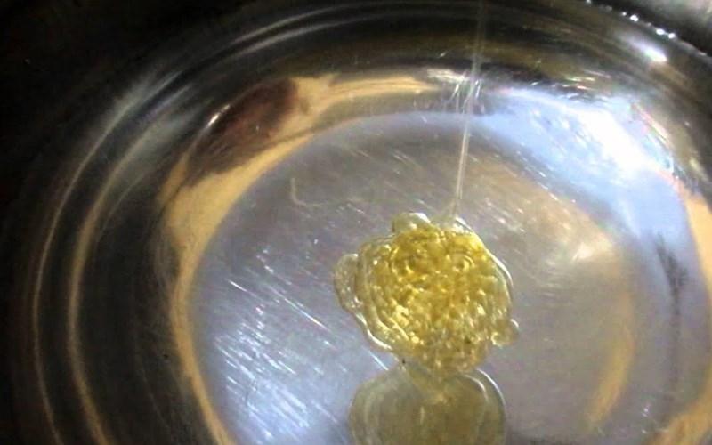 Nhỏ mật ong vào nước lọc