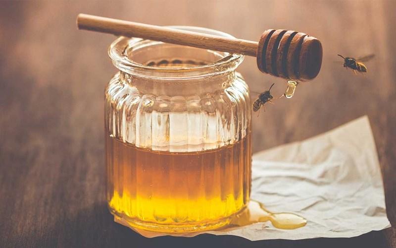 Nhỏ mật ong vào nước lọc