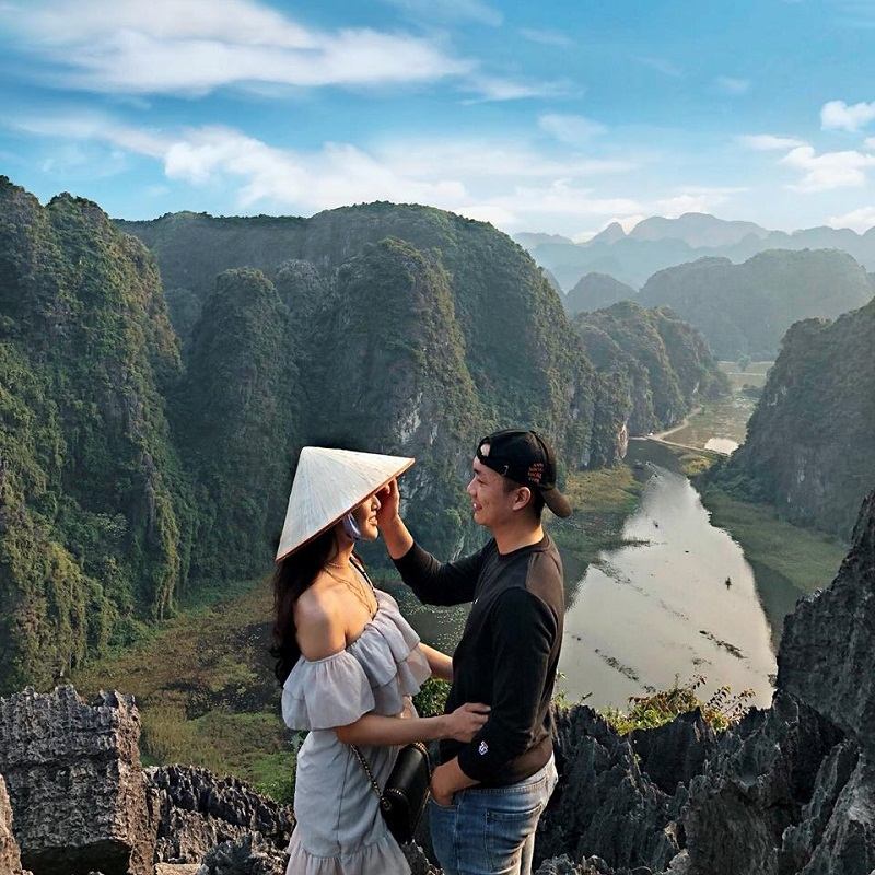 Anh không bao giờ sợ lạc mất em đâu bởi tay em luôn bị anh nắm chặt rồi