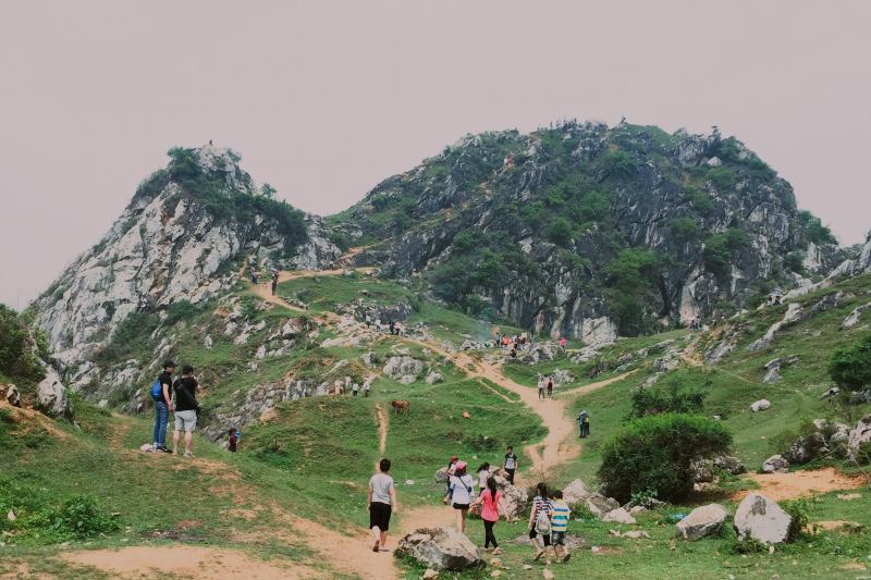 Khung cảnh hùng vĩ, hoang sơ của núi Trầm