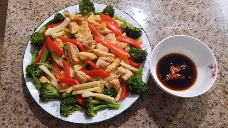 Nui xào thịt gà