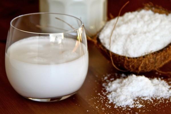 Nước ép cơm dừa trị nhiệt miệng
