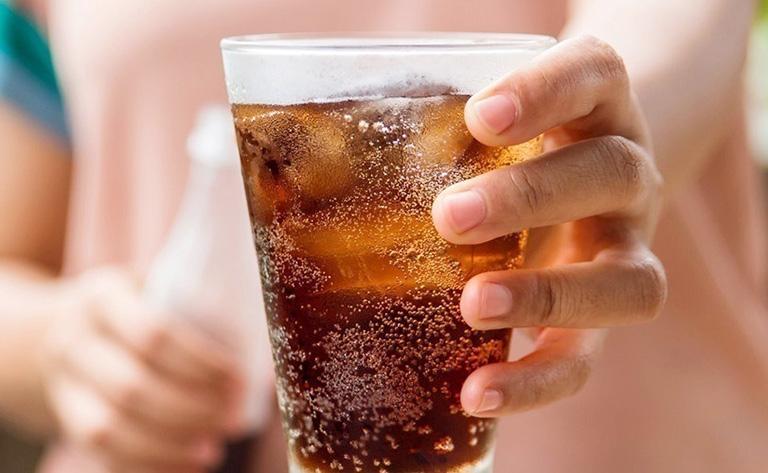 Người bị bệnh gout không nên uống nước ngọt có ga