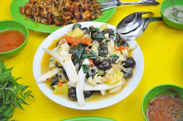 Ốc xào Lạng Sơn có vị khá hay từ những thứ trộn kèm như dừa, lá lốt, măng, dứa, cà chua, v.v...