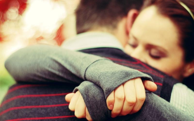 Hãy ôm đối phương để họ cảm thấy hạnh phúc bạn nhé