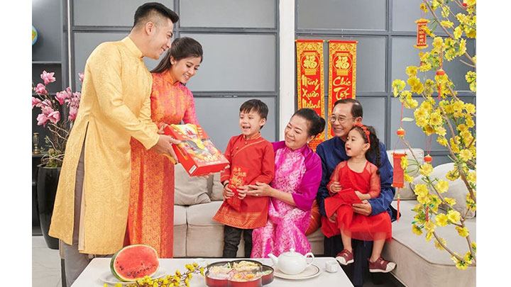 Gia đình sum vầy, tụ họp nhân dịp Tết đến xuân về
