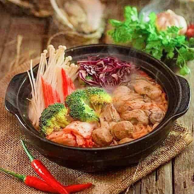 Mì cay là sự kết hợp của nước dùng đậm đà, cay cay của kim chi, sự ngon ngọt của nguyên liệu tươi ngon, nước dùng thấm vào sợi mì dai dai, thơm ngon tới giọt cuối cùng