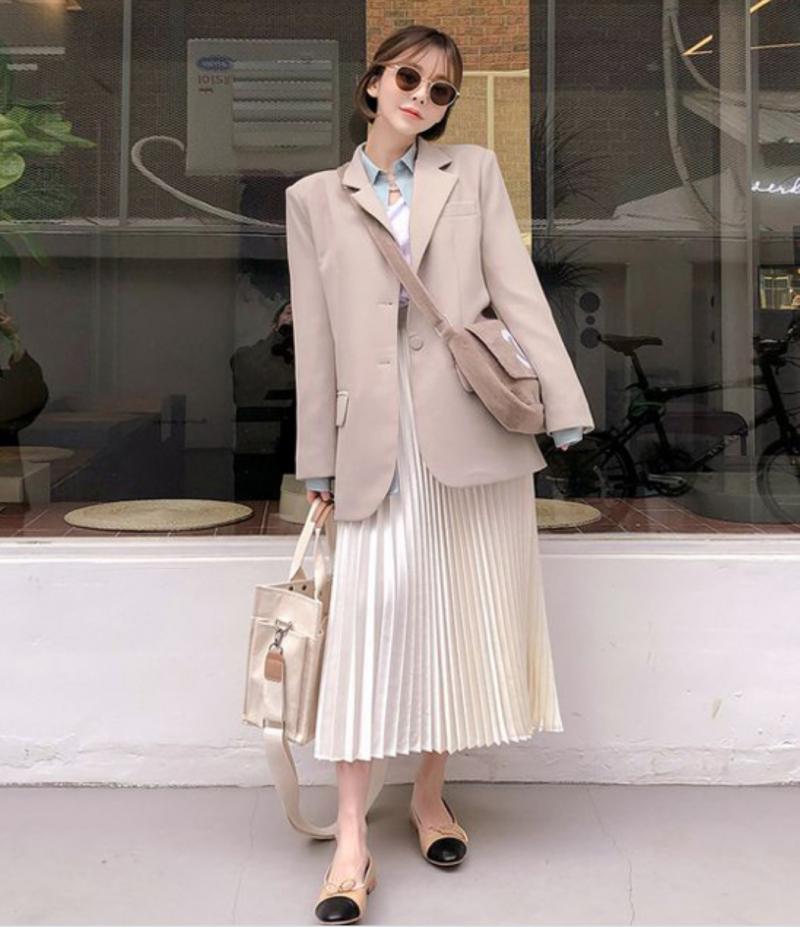 Phối áo blazer cùng chân váy dài
