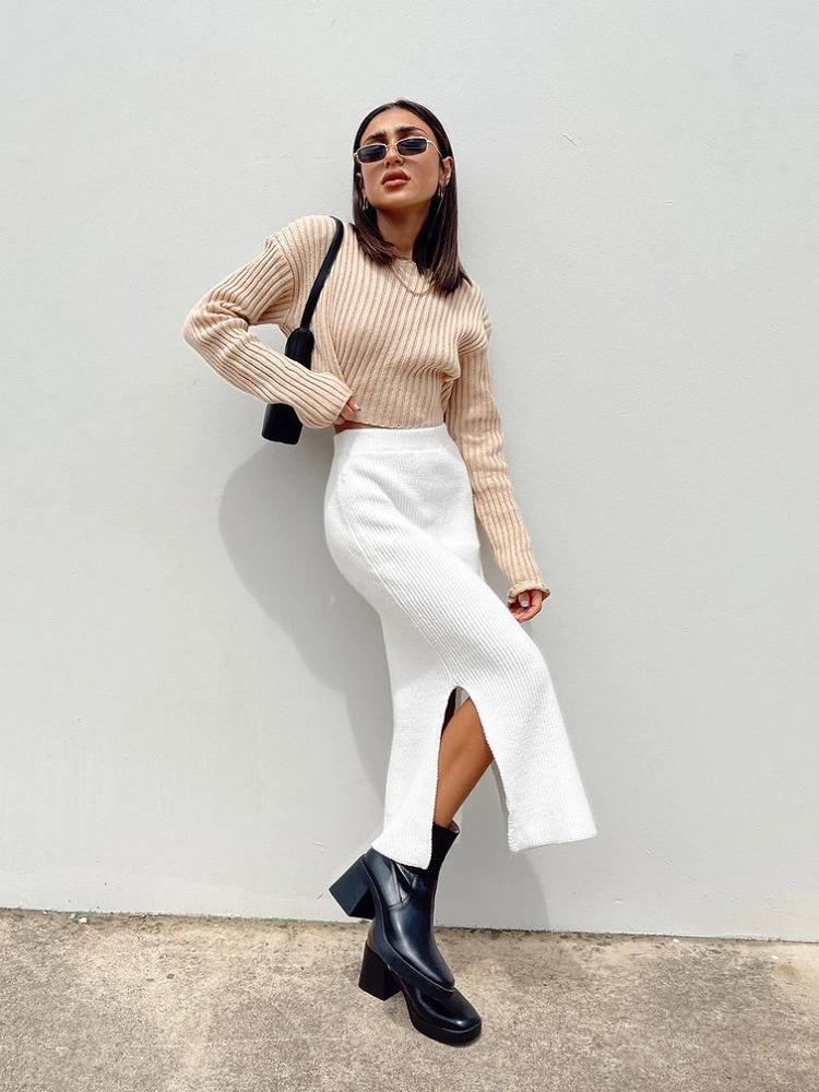 Phối áo sweater cùng váy xẻ tà táo bạo