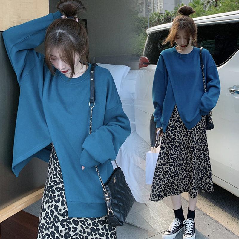 Phối áo sweater và váy đầm maxi