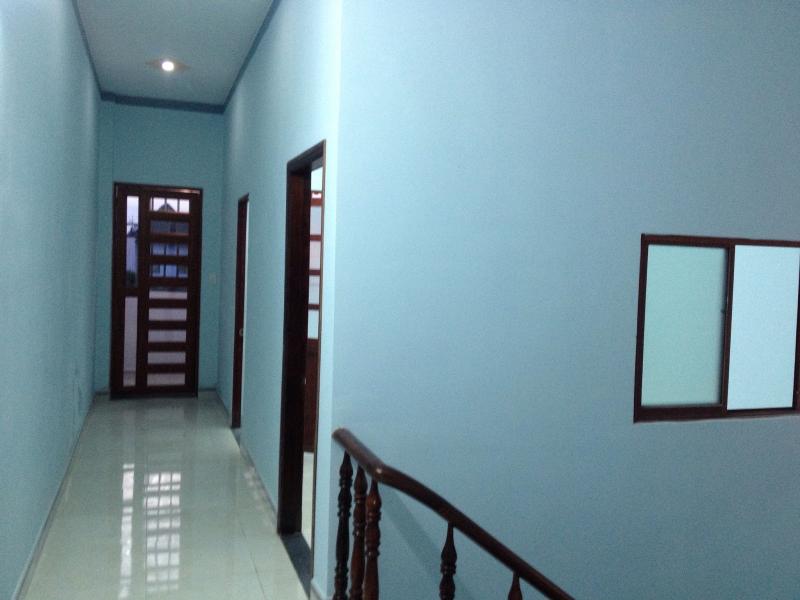 Không nên xây cầu thang đối diện trực tiếp với cửa.