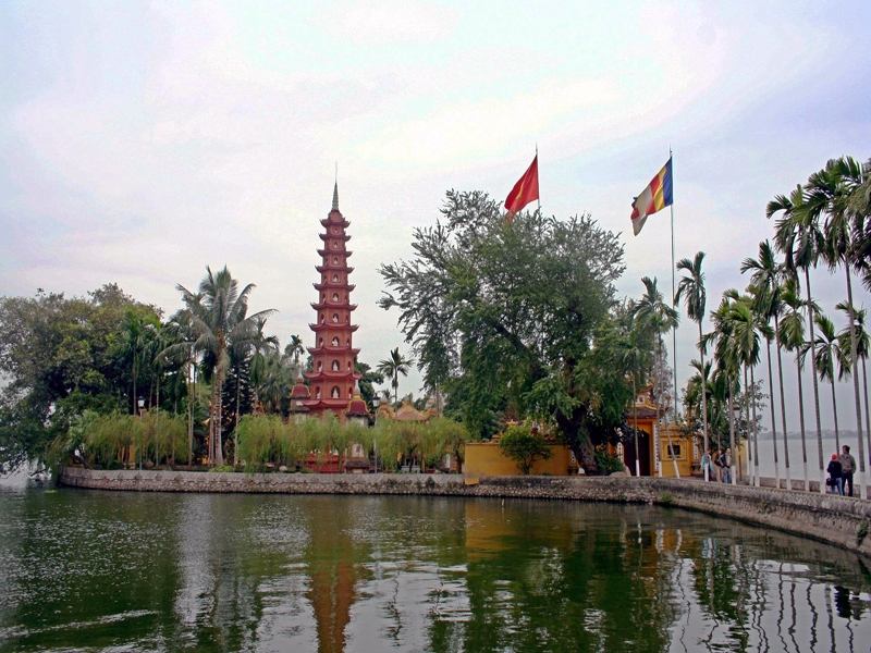 Vào dịp đầu năm, người dân Hà Nội đi lễ Phủ Tây Hồ rất đông