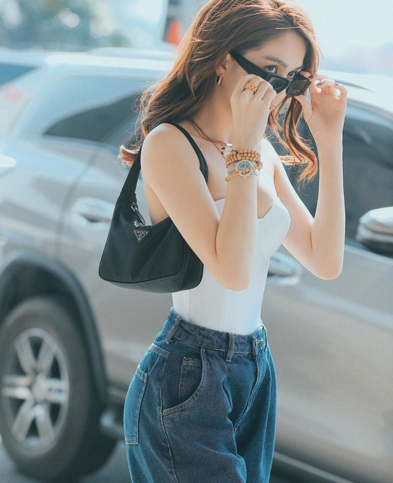 Ngọc Trinh diện trên mình sản phẩm túi xách Prada