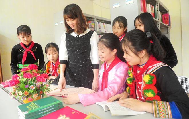 Một giờ học tập, ôn luyện Tiếng Anh của Cô và trò nhà trường
