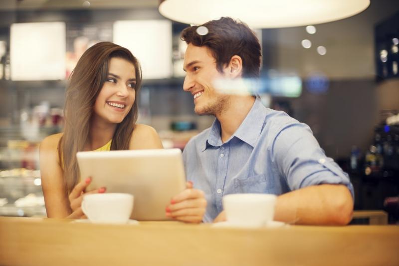 Không nên quá ga lăng với người phụ nữ khác trước mặt vợ
