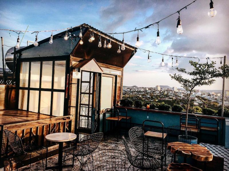 Sân thượng của Hani Kafe là nơi ngắm hoàng hôn Pleiku vô cùng lãng mạn
