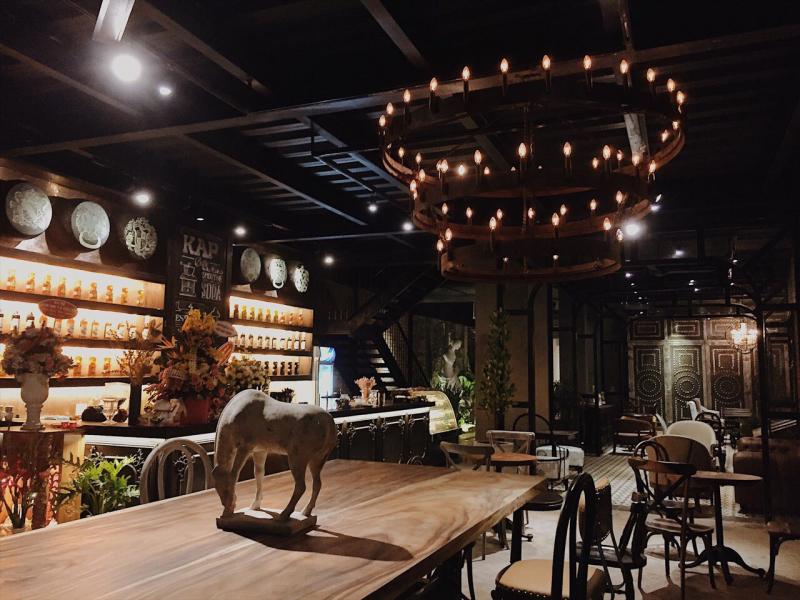Quán có 3 tầng lầu để bạn thoải mái lựa chọn chỗ ngồi