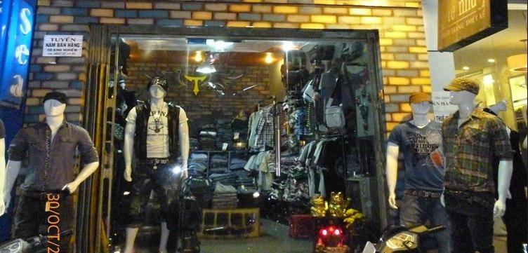 Trang phục ở đây thiết kế rất trẻ trung. Còn có riêng cả những shop dành cho bạn nào rủng rỉnh tiền nữa đó.