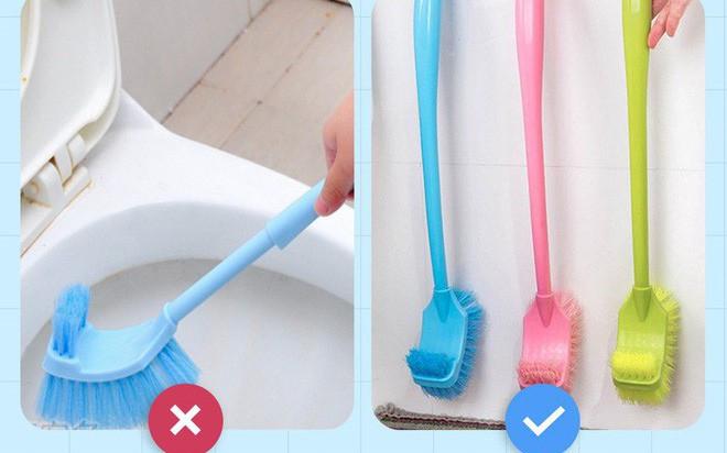 Hãy rửa sạch và phơi khô bàn chải cọ toilet, dụng cụ cọ rửa... sau đó mới để lại vị trí cũ