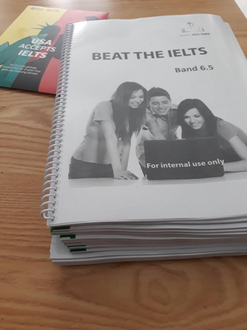 Giáo trình của Robert IELTS Town do thầy Robert soạn thảo