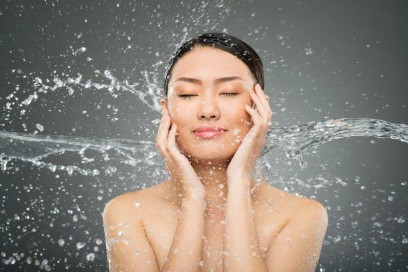 Rửa mặt sạch hàng ngày