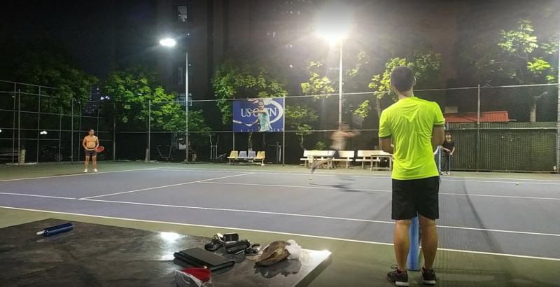 Sân chơi tennis ở doanh trại quân đội