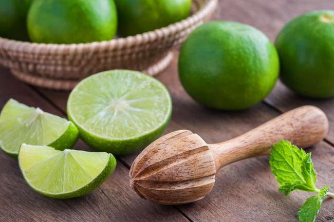 Dưa chuột (dưa leo) xay nhuyễn và nước cốt chanh se khít lỗ chân lông