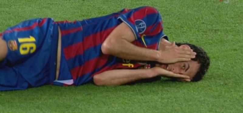 Sergio Busquets nổi tiếng là lắm chiêu trò và hay ăn vạ