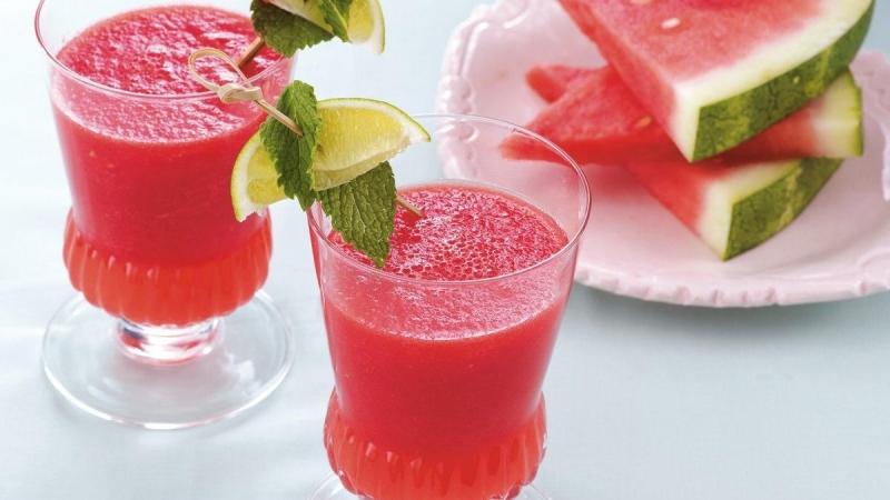 Sinh tố dưa hấu kết hợp cùng cải bó xôi