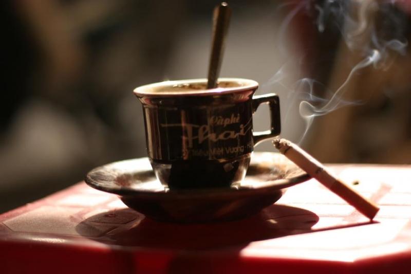 Uống cà phê và thuốc lá vào ban đêm dễ gây mất ngủ