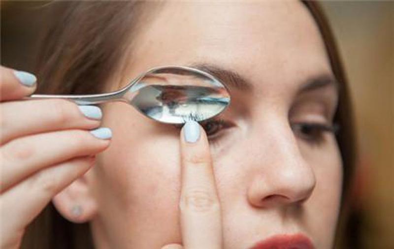 Sử dụng muỗng khi dùng mascara