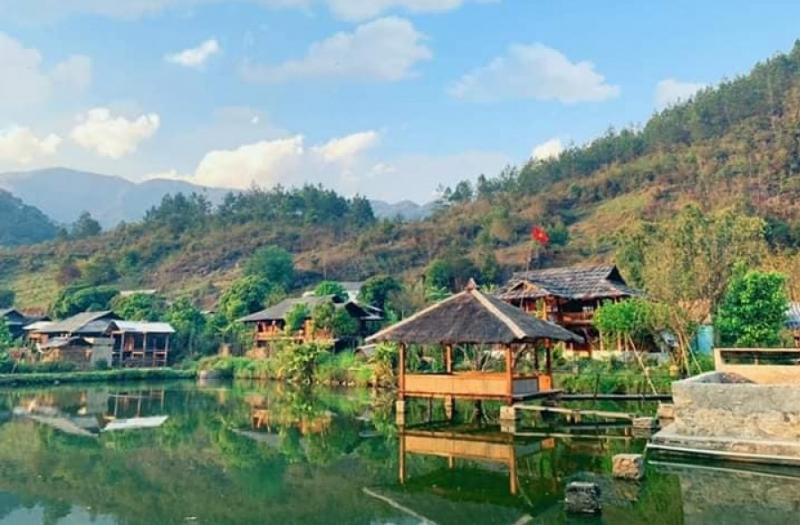 Suối nước nóng bản Mòong