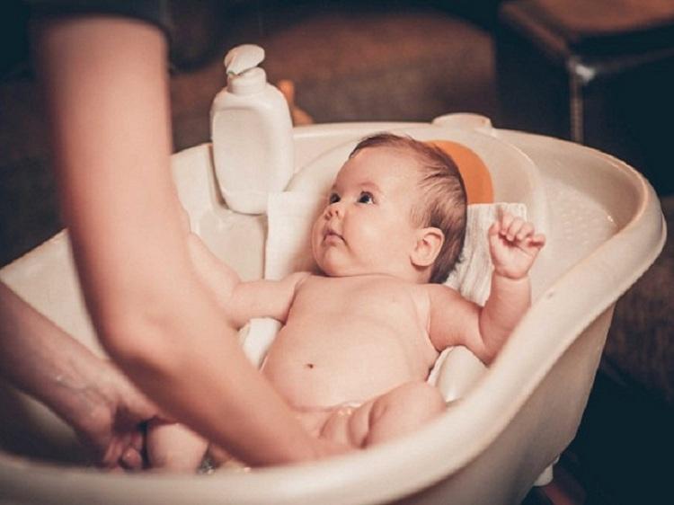 Tắm cho trẻ đúng cách vào mùa đông