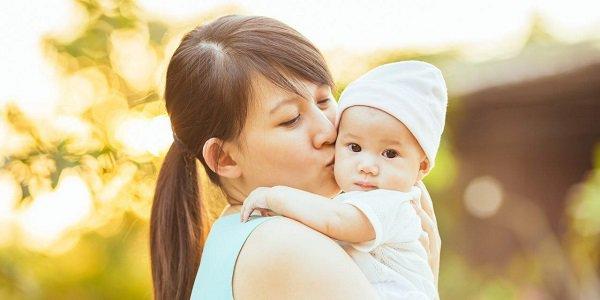 Tắm nắng cho con ngay từ lần đầu ra nắng