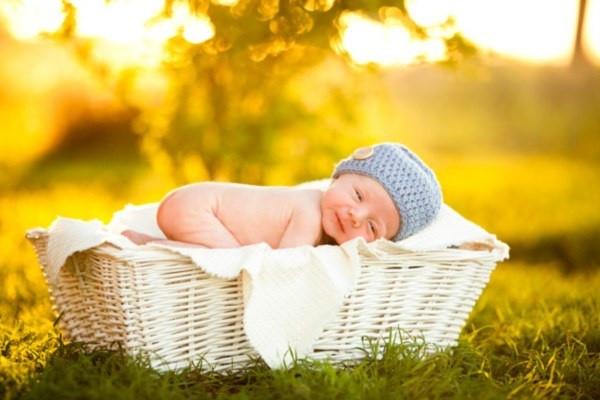 Cởi hết quần áo khi cho trẻ tắm nắng