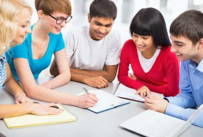 Nhóm học tập là một sự lựa chọn phù hợp để chia sẽ, giúp đỡ nhau trong các năm tháng học đại học