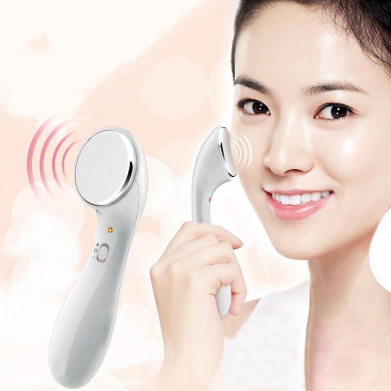 Không chỉ sử dụng kem dưỡng ẩm, họ còn tận dụng các loại máy mát- xa chuyên dụng kết hợp với việc đắp mặt nạ để có được làn da hoàn hảo nhất.