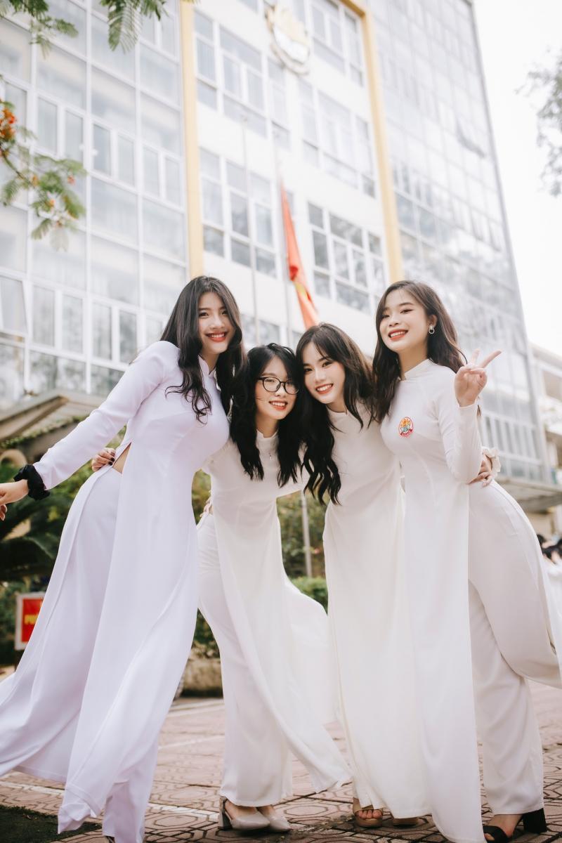 Tạo dáng chụp ảnh áo dài nhóm phong cách tự nhiên