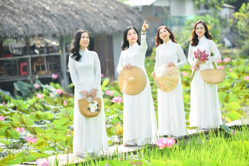 Tạo dáng chụp ảnh áo dài nhóm với các phụ kiện