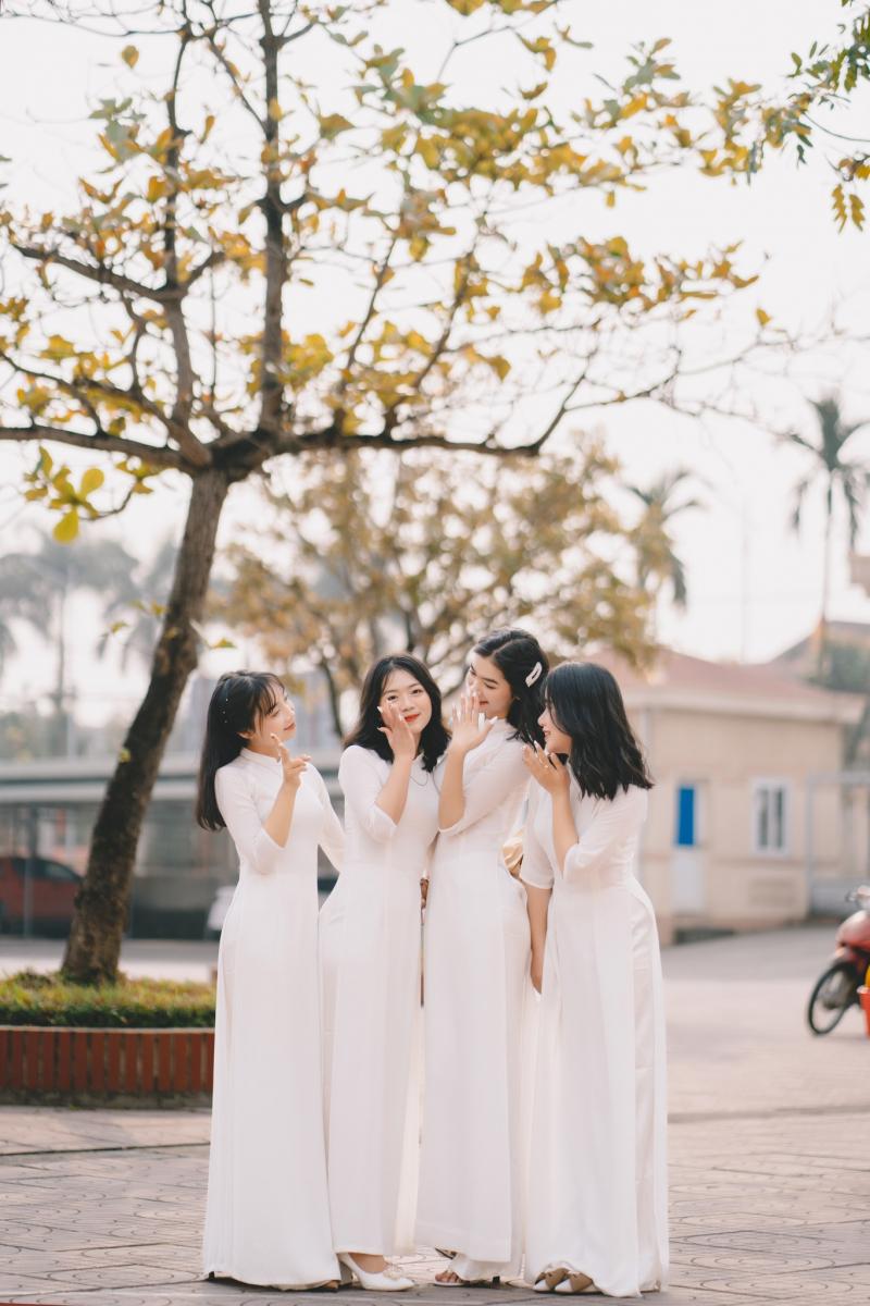 Tạo dáng chụp ảnh kỷ yếu nhóm