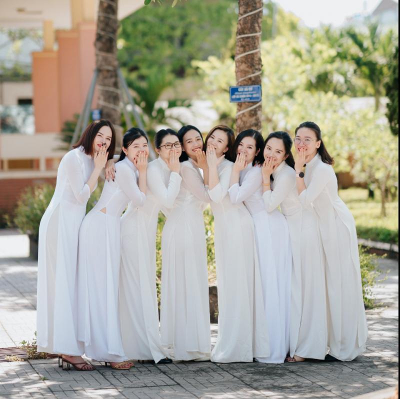 Tạo dáng chụp ảnh kỷ yếu nhóm