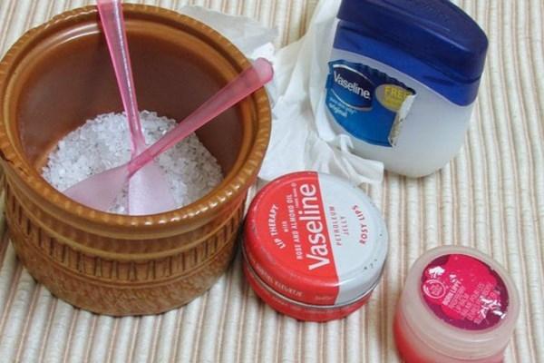 Tẩy da chết từ đường, muối và vaseline