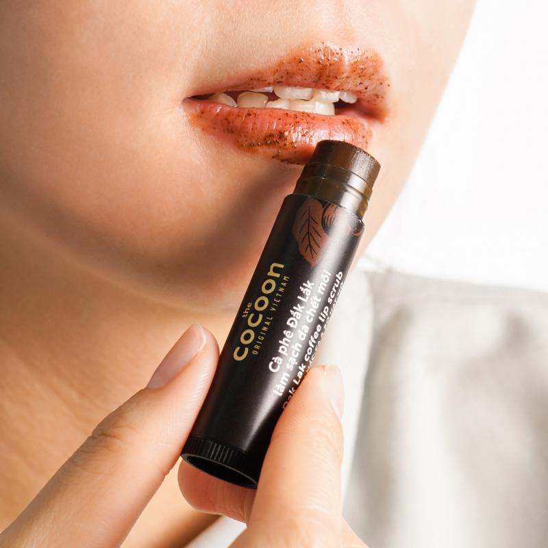 Tẩy da môi Cocoon Scrub With Macadamia Oil And Shea Butter Soft Smooth Lips cà phê Đắk Lắk 5g