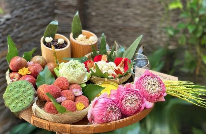 Mâm cúng Tết Đoan ngọ của người Việt thường có hoa quả, bánh tro, rượu nếp để diệt sâu bọ